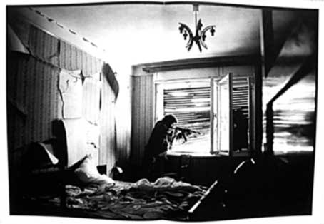 Abb. 2: James Nachtway, Kroatischer Milizionär schießt aus dem Schlafzimmer auf die muslimischen Nachbarn in Mostar, 1993-94   (aus: James Nachtway, Inferno, New York 1999, Abb. 198)