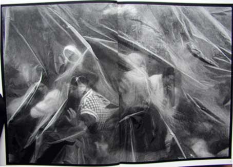 Abb. 3: James Nachtway, Kosovo-Flüchtlinge unter der Plastikplanen, 1999 (aus: James Nachway, Inferno, New York 1999, Abb. 434)